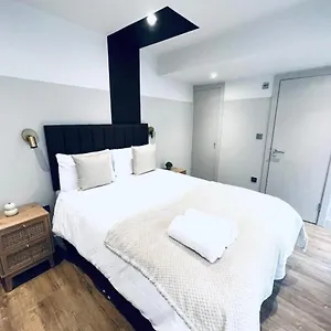 South Charming Ensuite Look Like Designer Londra